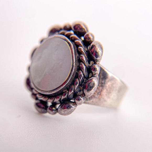 Vintage 925 Sterling Silver Mother of Pearl Southwestern Style Statement Ring. 6 - Picture 2 of 9